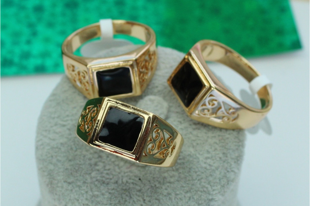 Печатка Xuping Jewelry 19,24 чорний квадрат з завитками з боків золотиста