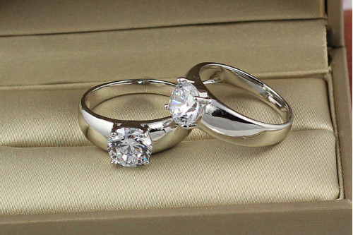 Кільце Xuping Jewelry широке гладке з білим каменем 8 мм р 18 сріблясте