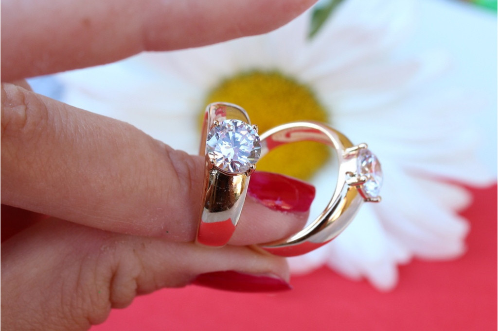 Кільце Xuping Jewelrу широке гладкі боки з каменем 8 мм р 18 золотисте