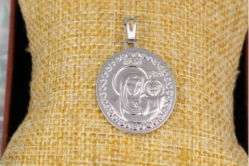 Ладанка Xuping Jewelry овальная дева Мария с младенцем с монограммой над головами 3 см серебристая