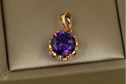 Кулон Xuping Jewelry фіолетовий камінь у оправі з білих фіанітів 11 мм золотистий