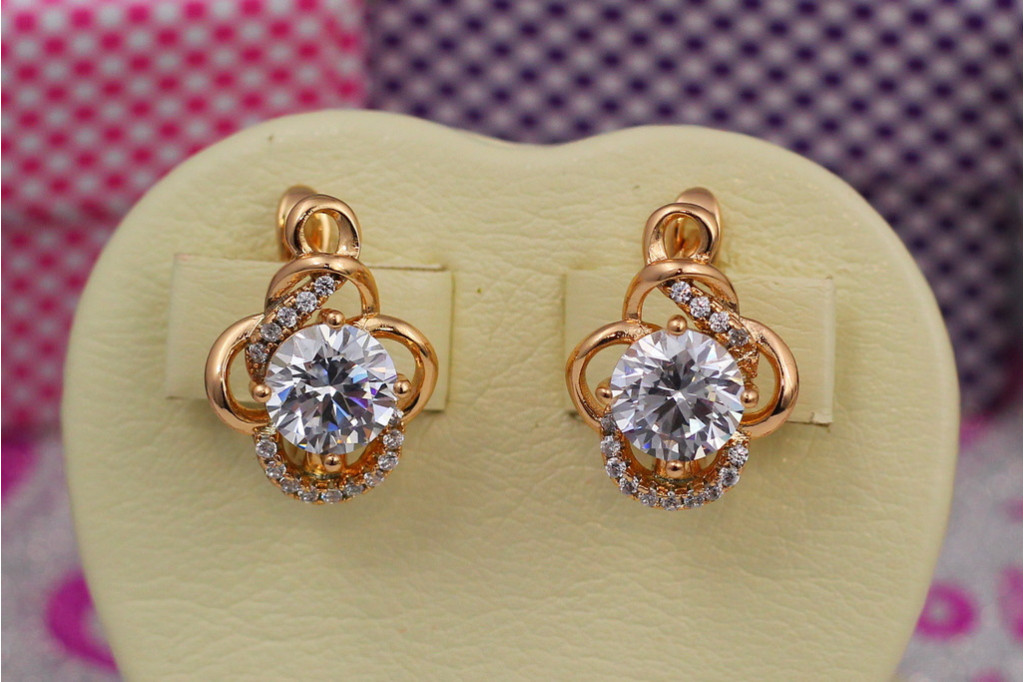 Сережки Xuping Jewelry завитки з каменем 1,8 см золотисті