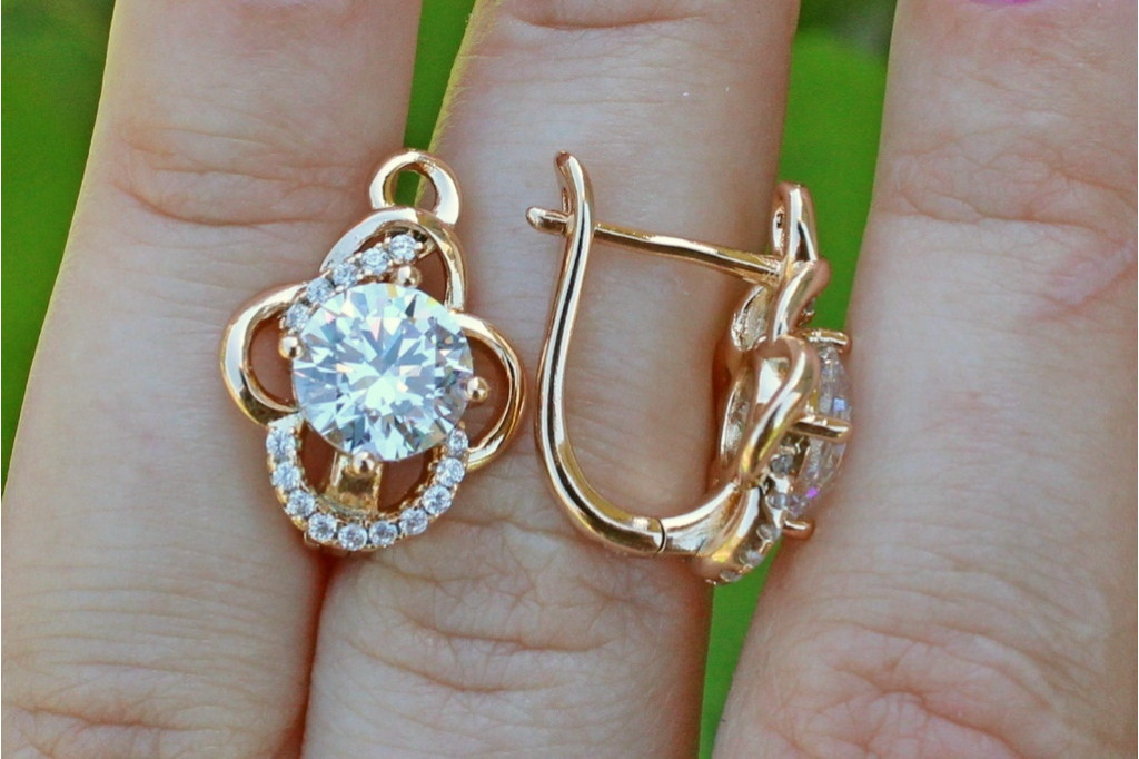 Сережки Xuping Jewelry завитки з каменем 1,8 см золотисті
