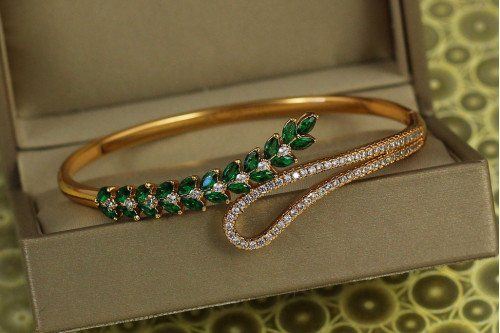 Браслет бенгл Xuping Jewelry лавровий лист із зеленими каменями 57 мм 7 мм золотистий