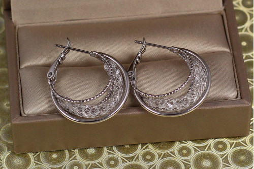 Серьги кольца Xuping Jewelry сеточка с камешками в середине 2,5 см серебристые