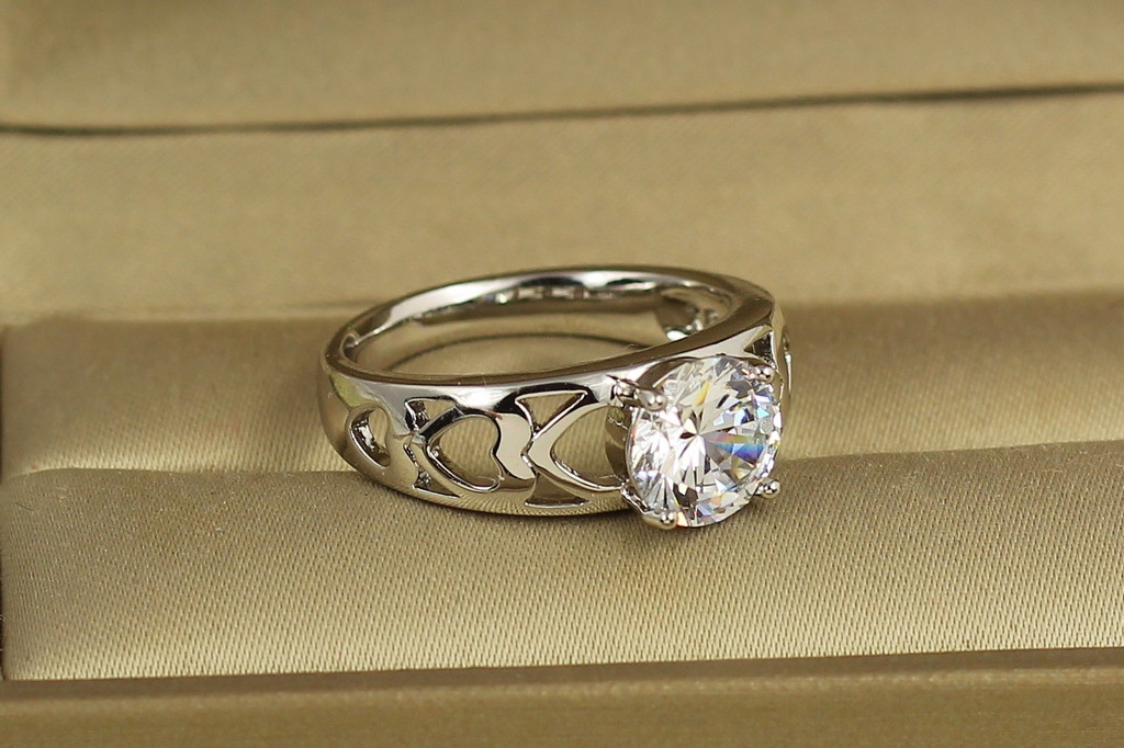 Кільце Xuping Jewelry заручальне з каменем 8 мм і серцями по боках 18 р сріблясте