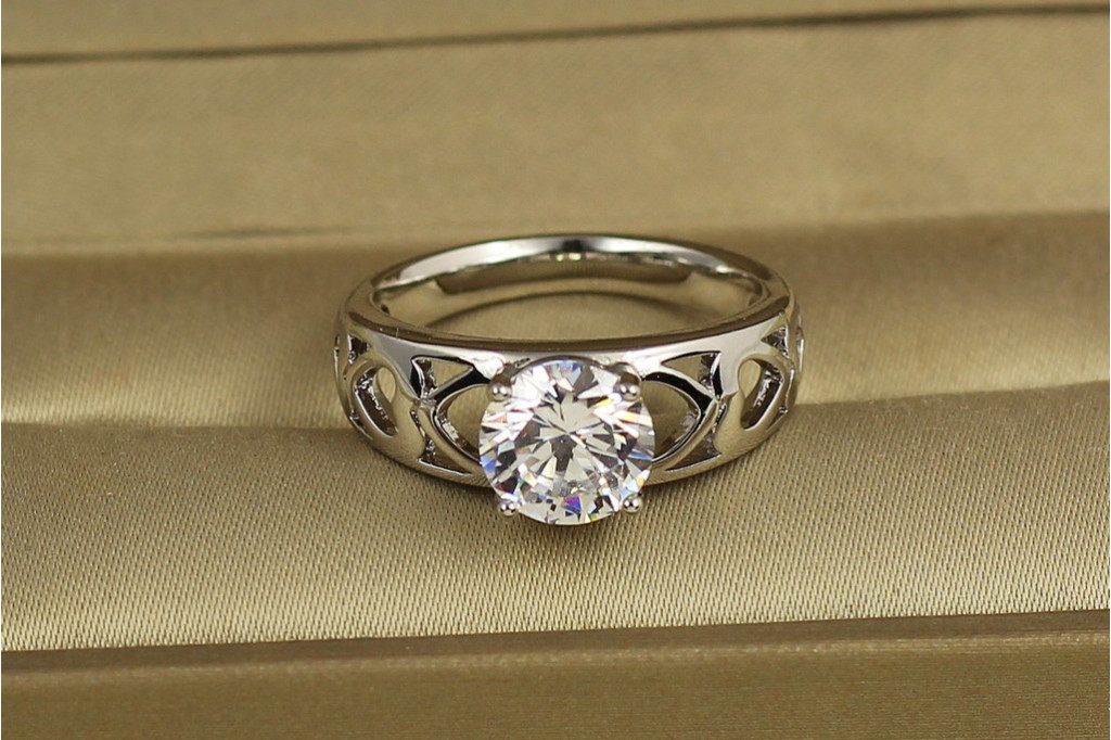 Кольцо Xuping Jewelry обручальное с камнем 8 мм и сердцами по бокам 20 р серебристое