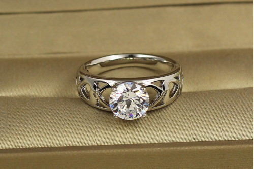 Кольцо Xuping Jewelry обручальное с камнем 8 мм и сердцами по бокам 20 р серебристое