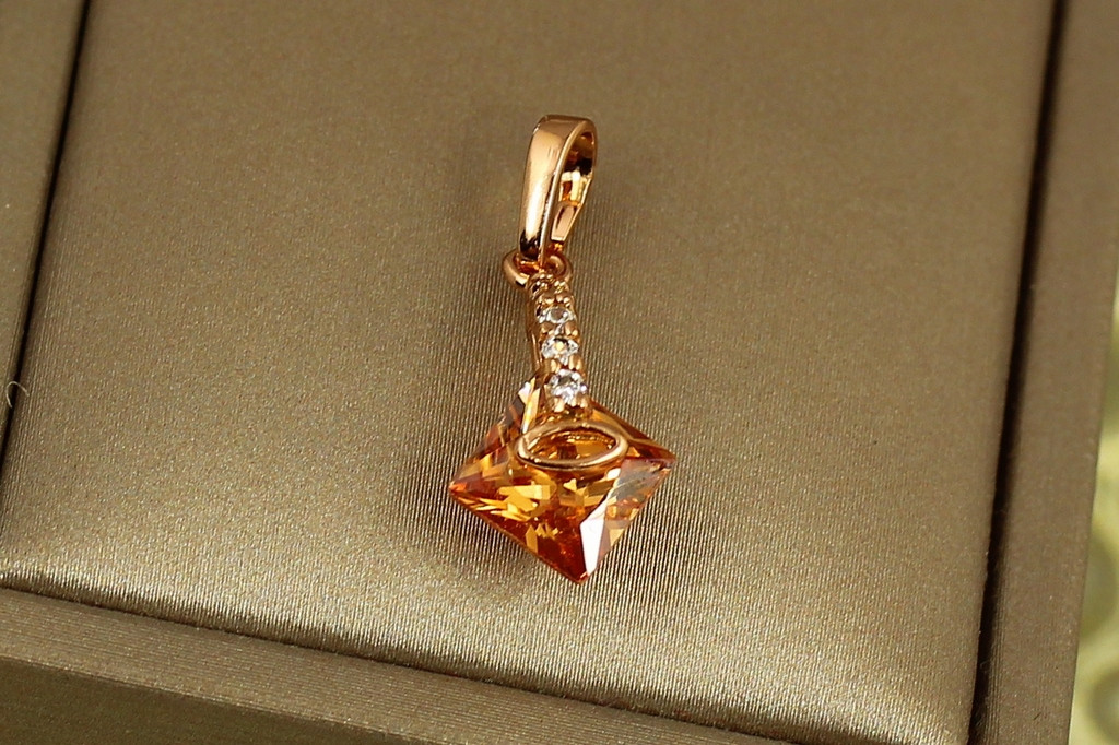 Кулон Xuping Jewelry ромбик с камнем шампанское 1,5 см золотистый