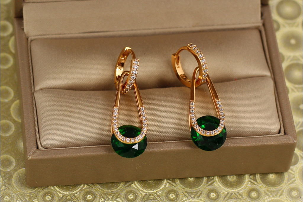 Сережки Xuping Jewelry Адажио із зеленим 3,4 см золотисті