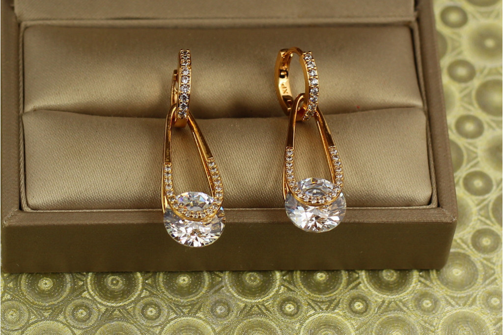 Сережки Xuping Jewelry Адажио із білим 3,4 см золотисті