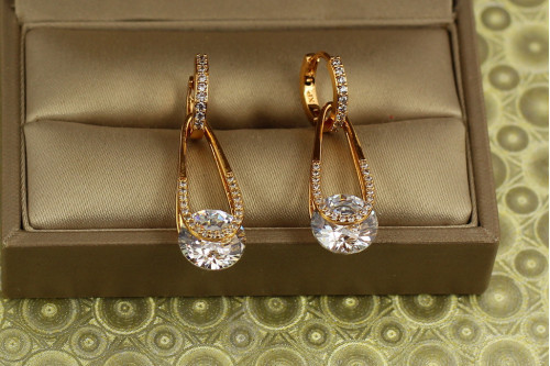Сережки Xuping Jewelry Адажио із білим 3,4 см золотисті