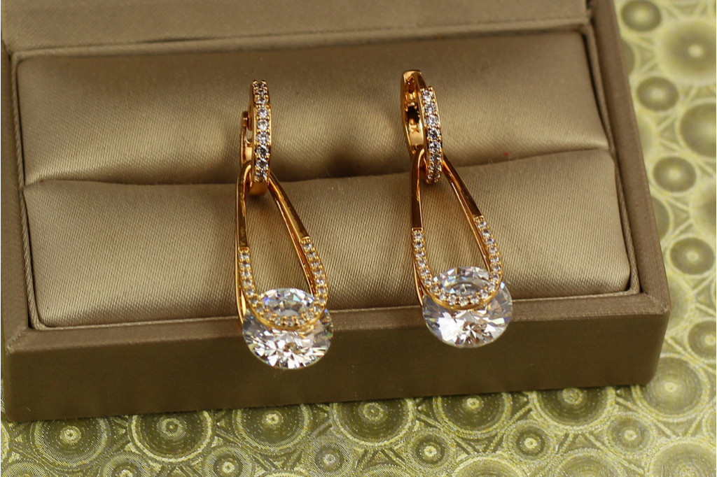 Сережки Xuping Jewelry Адажио із білим 3,4 см золотисті