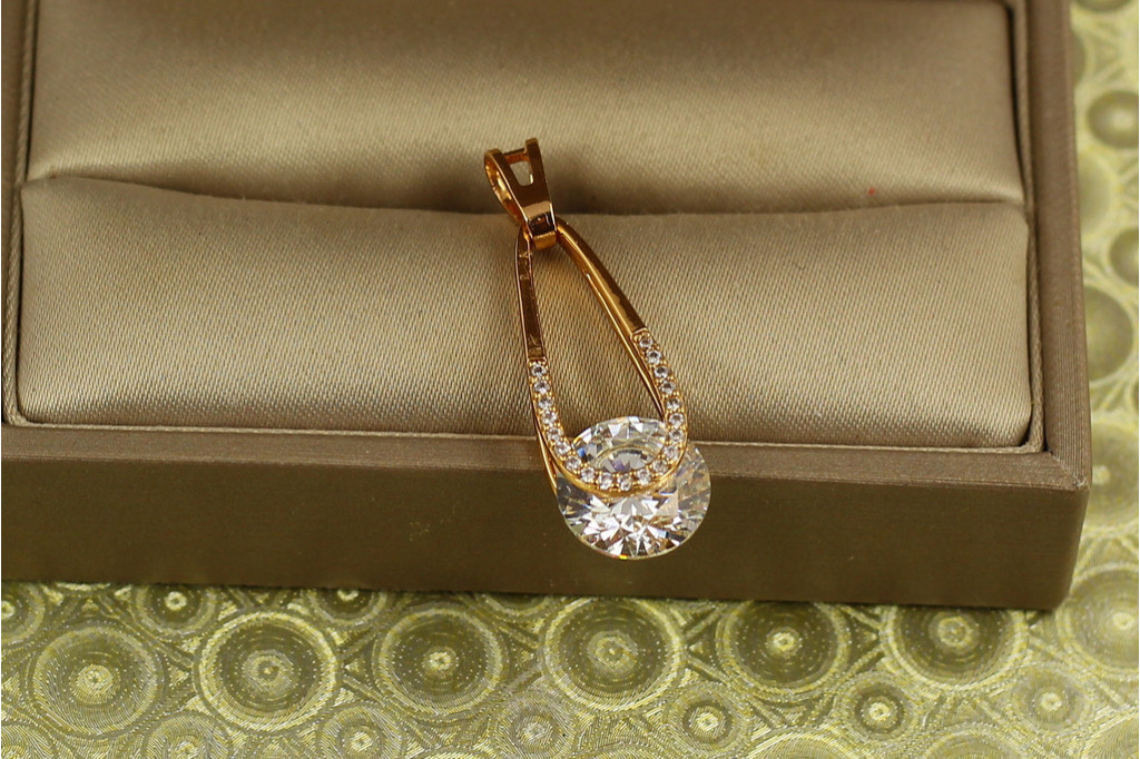 Кулон Xuping Jewelry Адажио із білим каменем 2,1 см золотистий