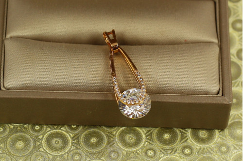 Кулон Xuping Jewelry Адажио с белым камнем 2,1 см золотистый