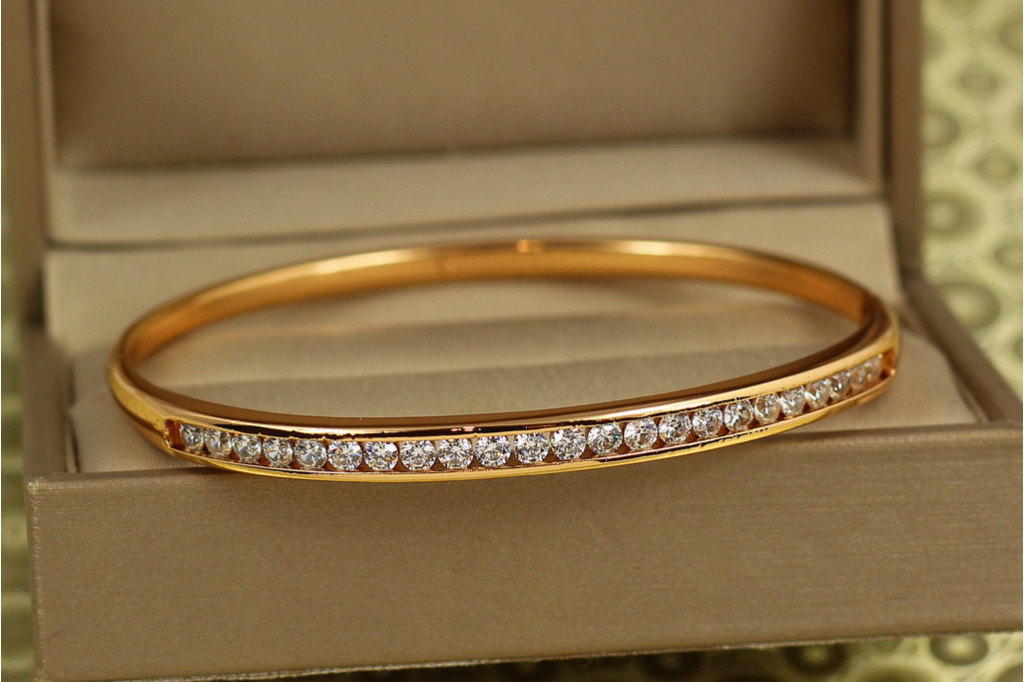Браслет бэнгл Xuping Jewelry Дорожка с крупными камнями от 16 см до 18 см золотистый