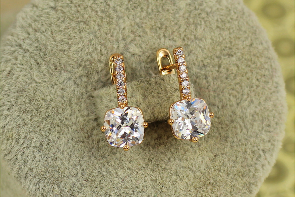 Серьги Xuping Jewelry Лед с белым камнем 1.7 см золотистые
