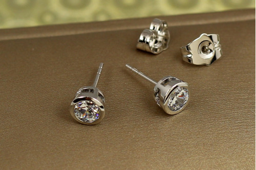 Серьги гвоздики Xuping Jewelry с камнем в ободке 6 мм серебристые