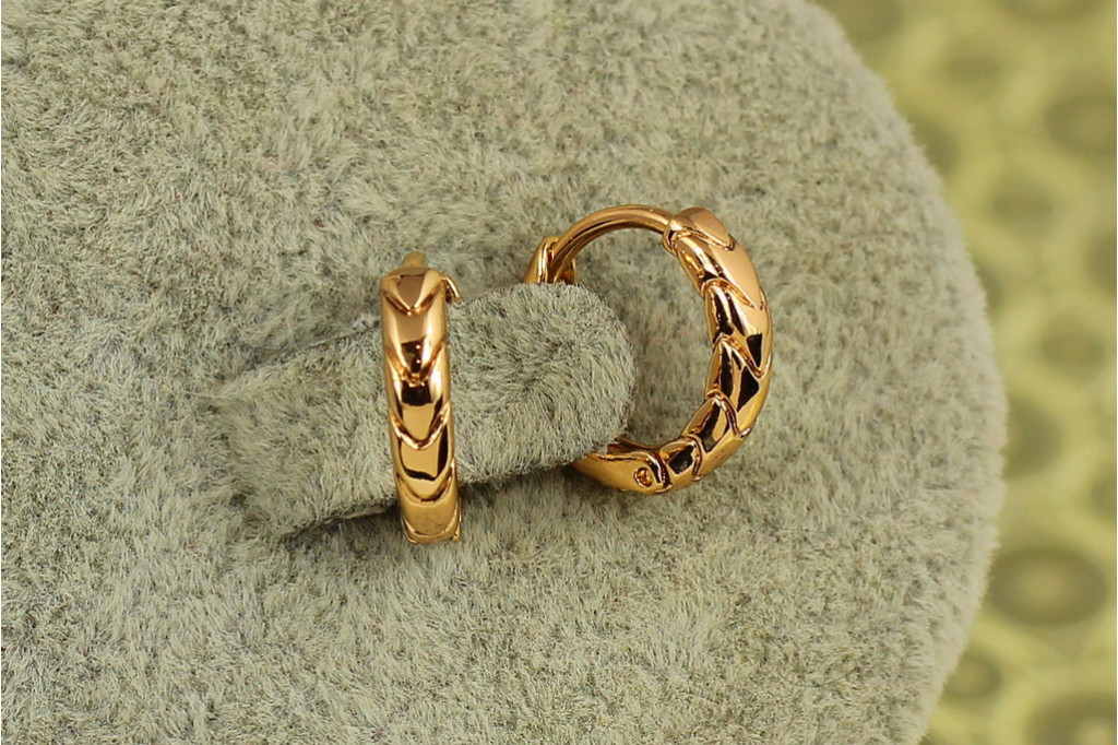Серьги Xuping Jewelry колечки кожа змеи 1,3 см золотистые
