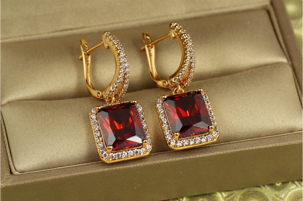 Сережки підвіски Xuping Jewelry авангард з червоним каменем 3 см золотисті