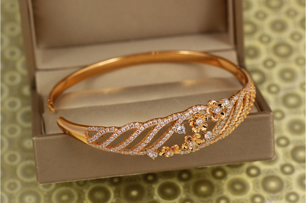 Браслет бенгл Xuping Jewelry Квіткове мерехтіння 60 мм на руку від 17 до 19 см золотистий