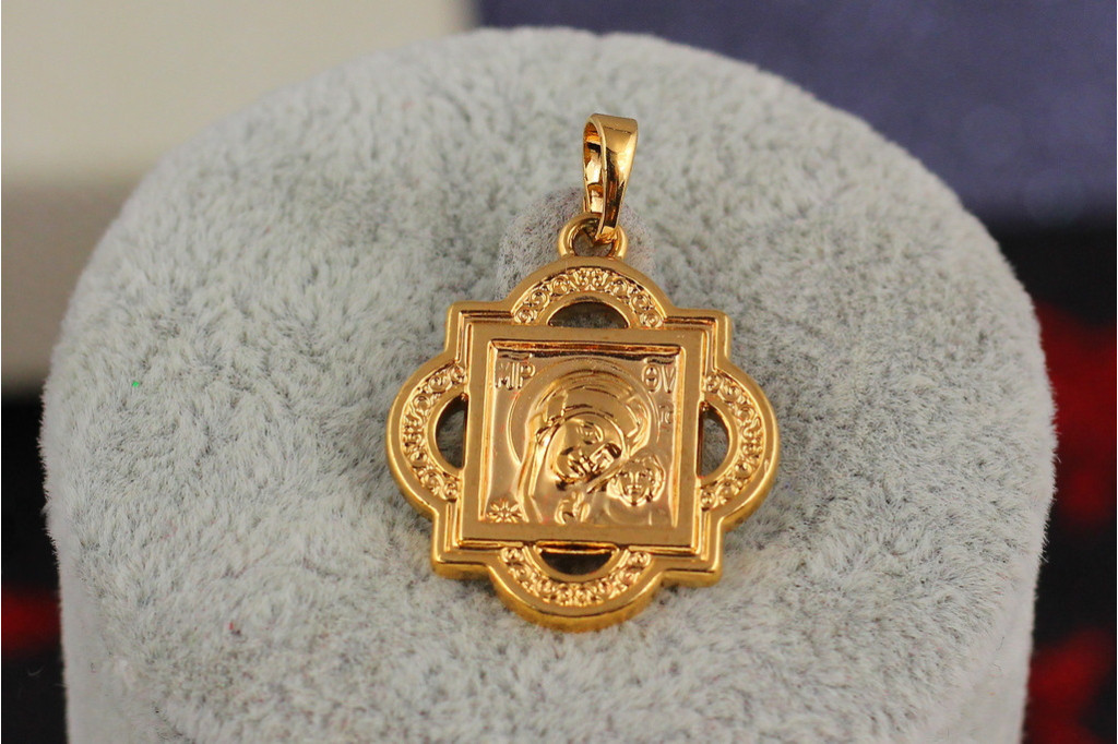 Ладанка Xuping Jewelry квадратна рамка з півкільцями пресвята богородиця 2 см золотиста