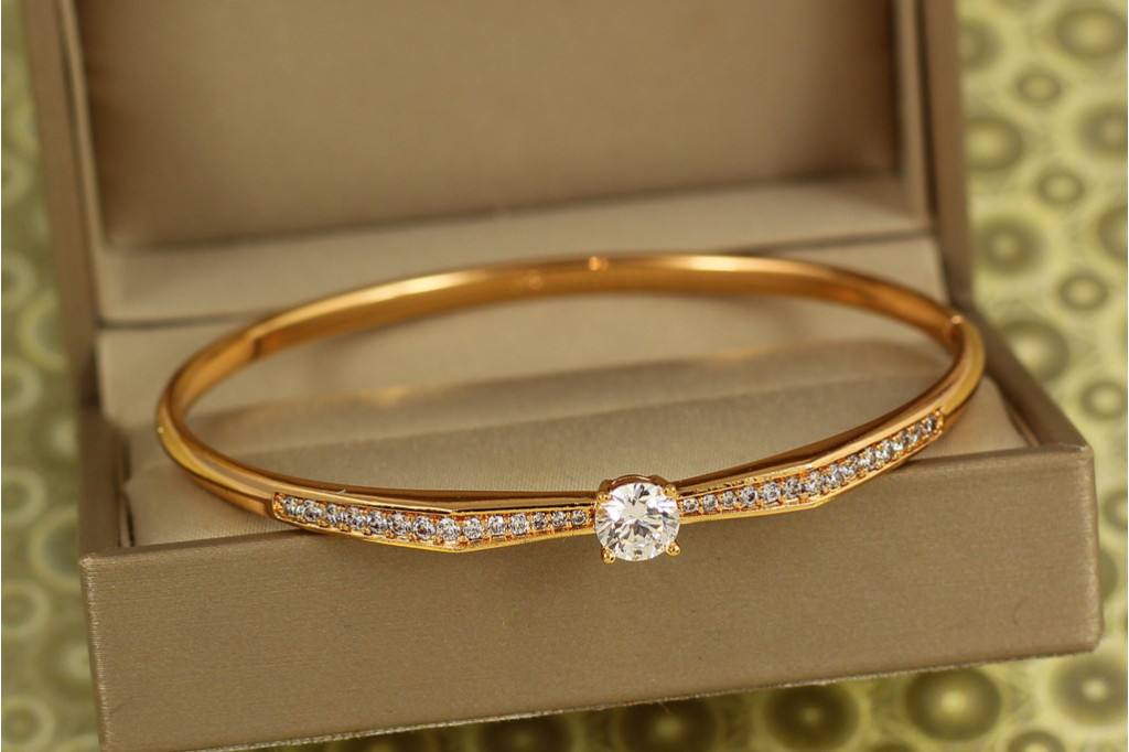 Браслет бэнгл Xuping Jewelry Сияющий акцент 60 мм на руку от 17 до 19 см золотистый