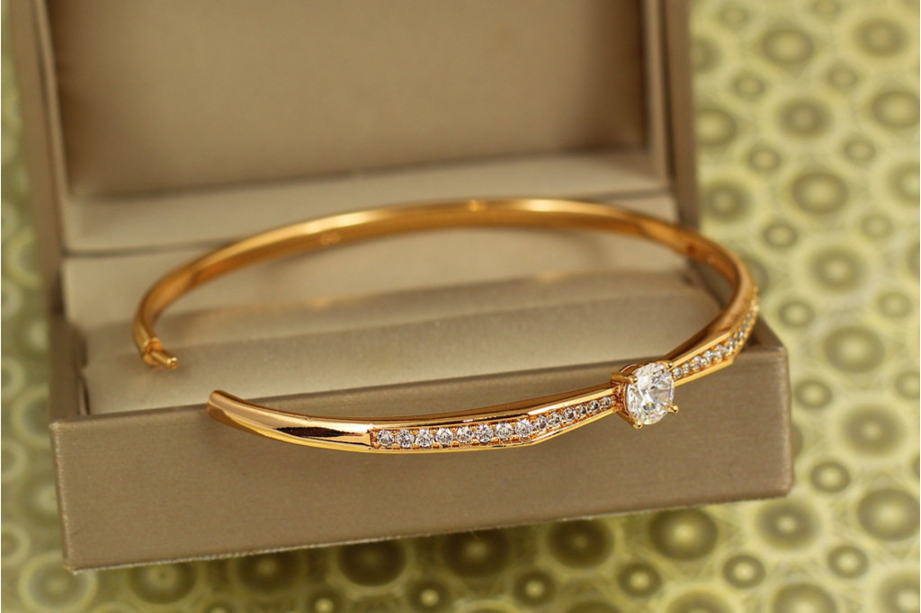 Браслет бэнгл Xuping Jewelry Сияющий акцент 60 мм на руку от 17 до 19 см золотистый