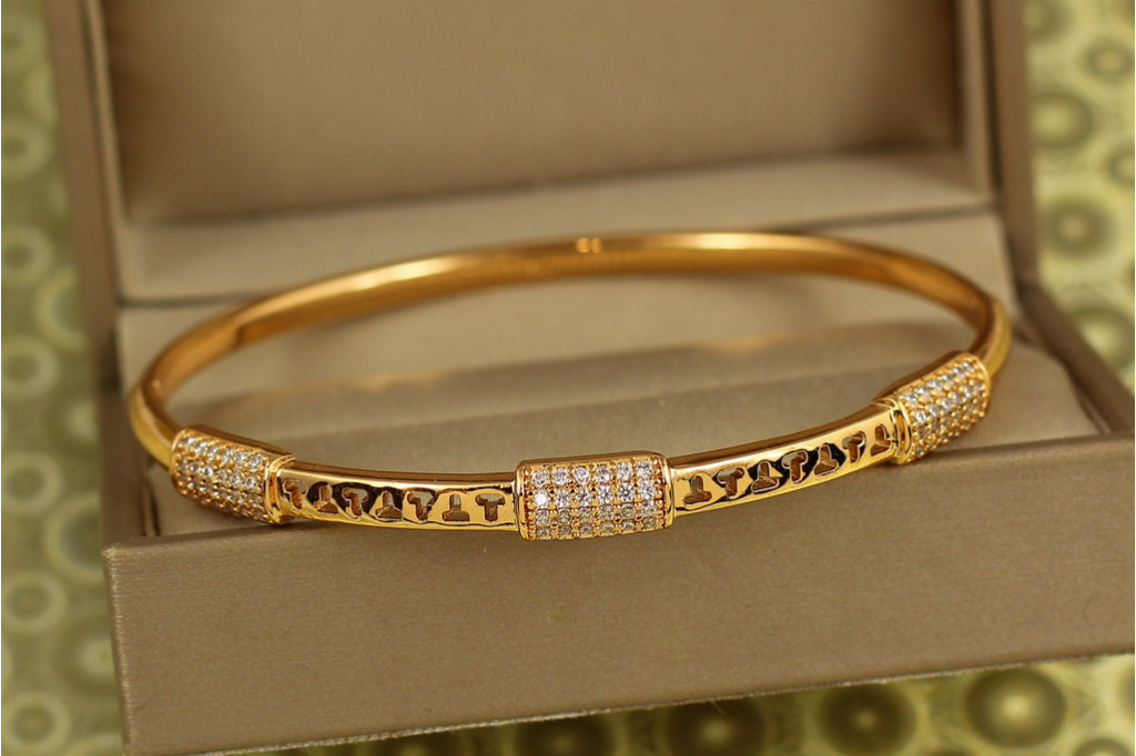 Браслет бэнгл Xuping Jewelry Три борта 60 мм на руку от 17 до 19 см золотистый