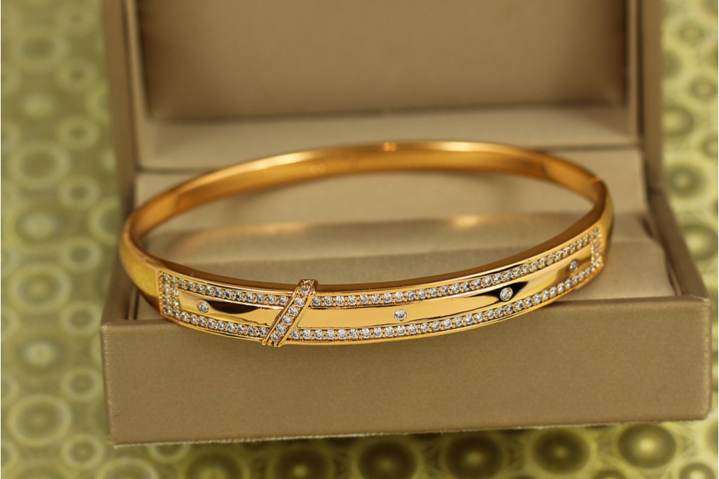 Браслет бэнгл Xuping Jewelry Линии света 60 мм на руку от 17 до 19 см золотистый