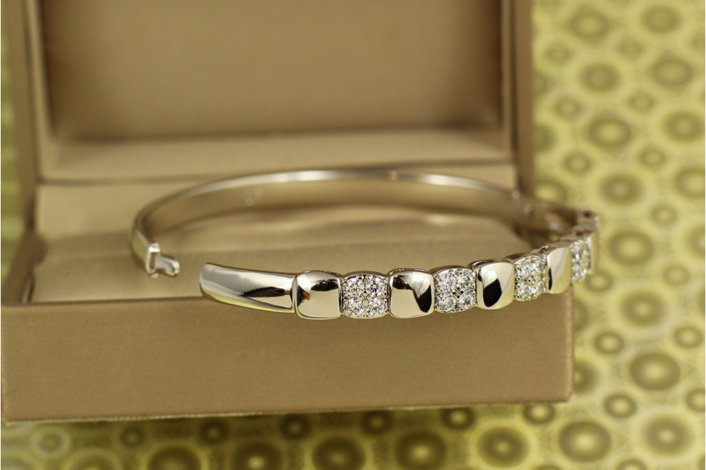 Браслет бэнгл Xuping Jewelry Кристаллический ритм 57 мм на руку от 16 см до 18 см серебристый