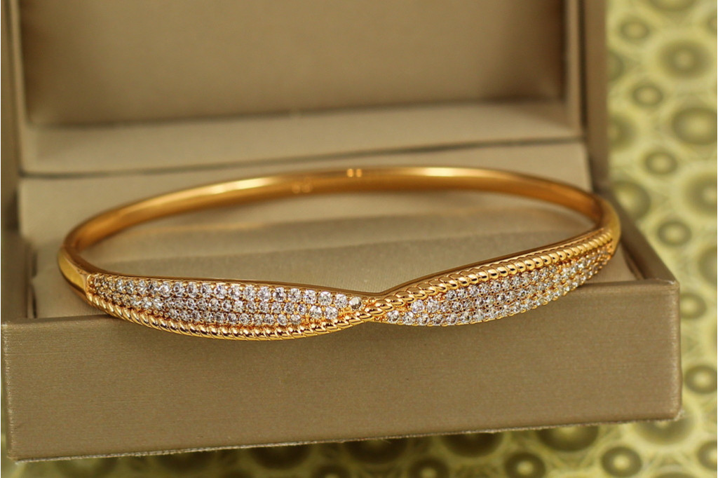 Браслет бенгл Xuping Jewelry Ігриста хвиля 60 мм на руку від 17 до 19 см золотистий