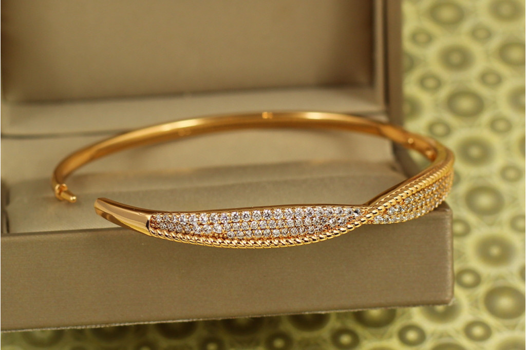 Браслет бенгл Xuping Jewelry Ігриста хвиля 60 мм на руку від 17 до 19 см золотистий