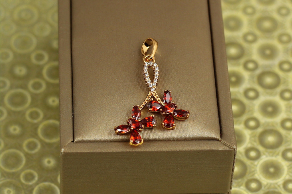 Кулон Xuping Jewelry Вихрь желаний с красным камнем 3 см золотистый