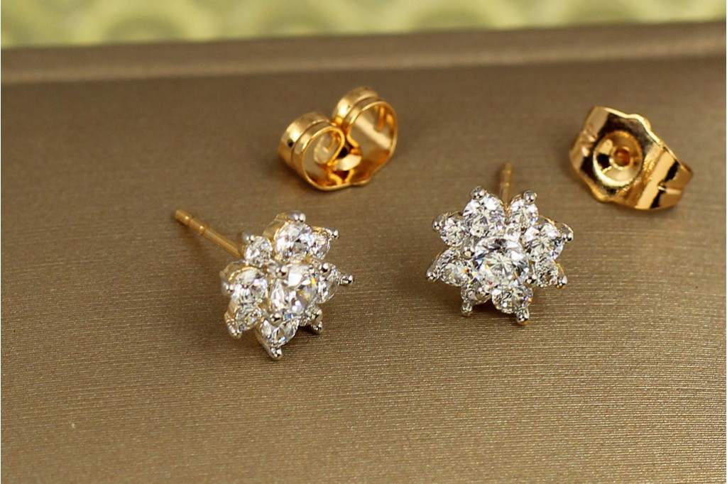 Серьги гвоздики Xuping Jewelry цветочная легкость с родием 9 мм золотистые