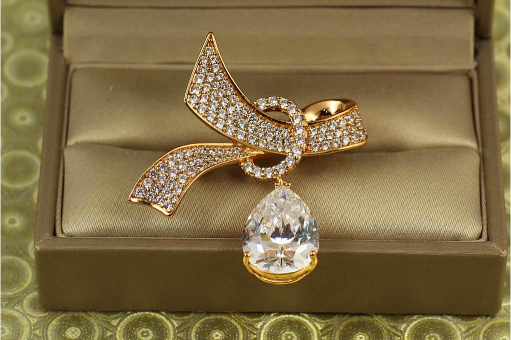 Брошь Xuping Jewelry  Брошь Xuping Jewelry Лента с танцующей золотистой каплей золотистая