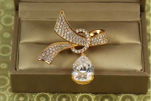 Брошь Xuping Jewelry  Брошь Xuping Jewelry Лента с танцующей золотистой каплей золотистая