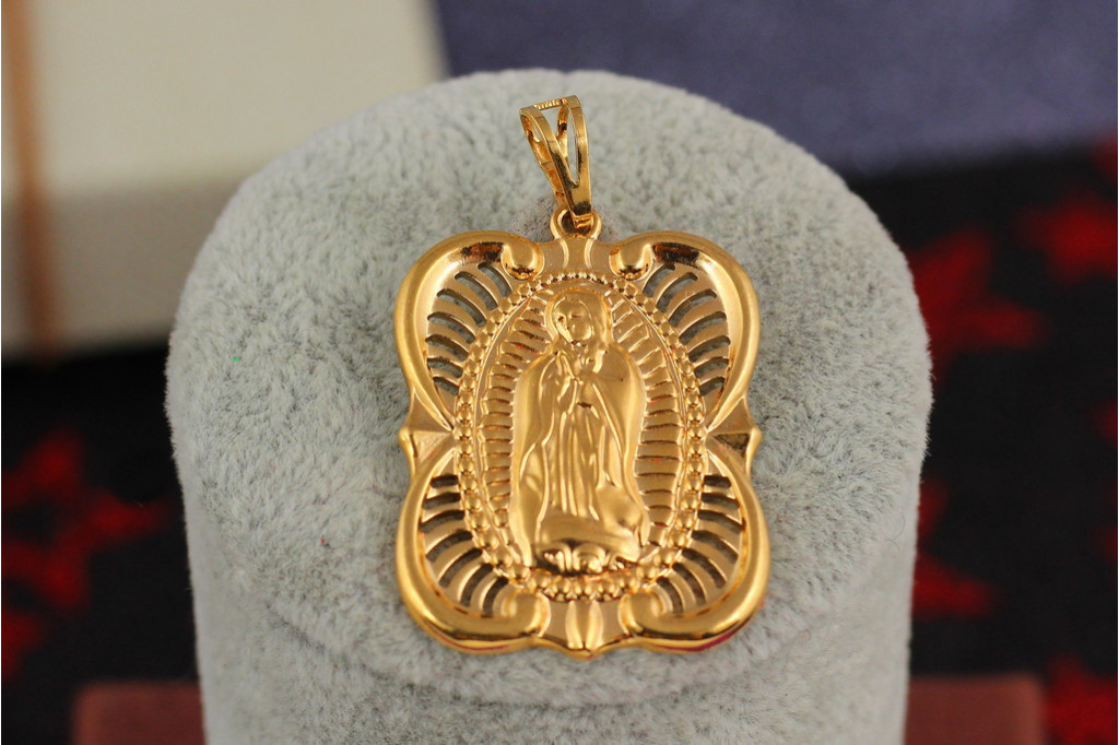 Ладанка Xuping Jewelry овальна края у вигляді крил Марія з руками складеними в молитві 3 см золотиста