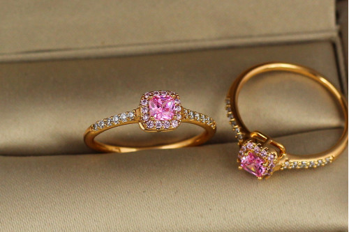 Кільце Xuping Jewelry рожевий квадратний фіаніт в обідку з камінців р 17 золотисте