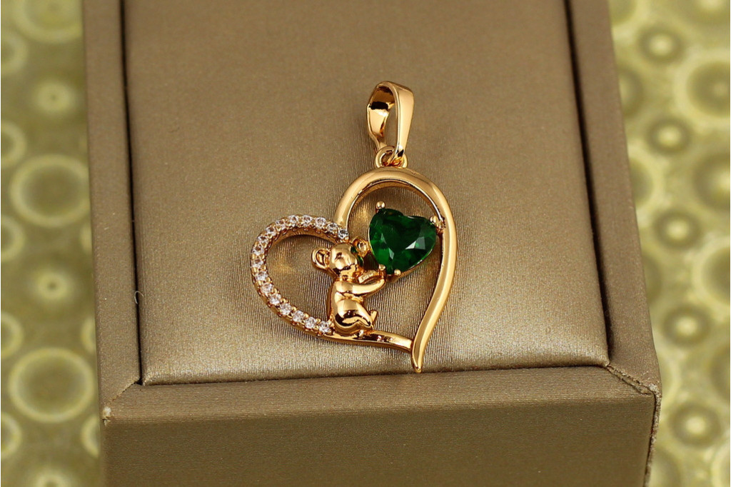 Кулон Xuping Jewelry сердце коалы с зеленым камнем 2,2 см золотистый