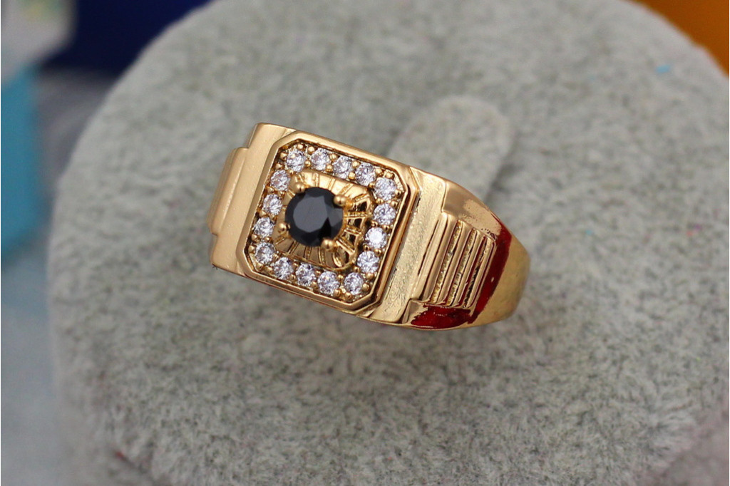 Печатка Xuping Jewelry квадратна з боків сходи до чорного фианиту в середині 19,22 р золотиста