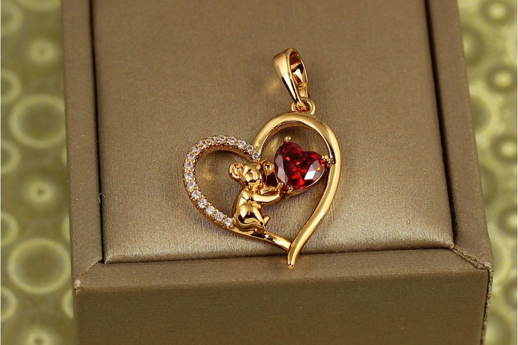 Кулон Xuping Jewelry сердце коалы с красным камнем 2,2 см золотистый
