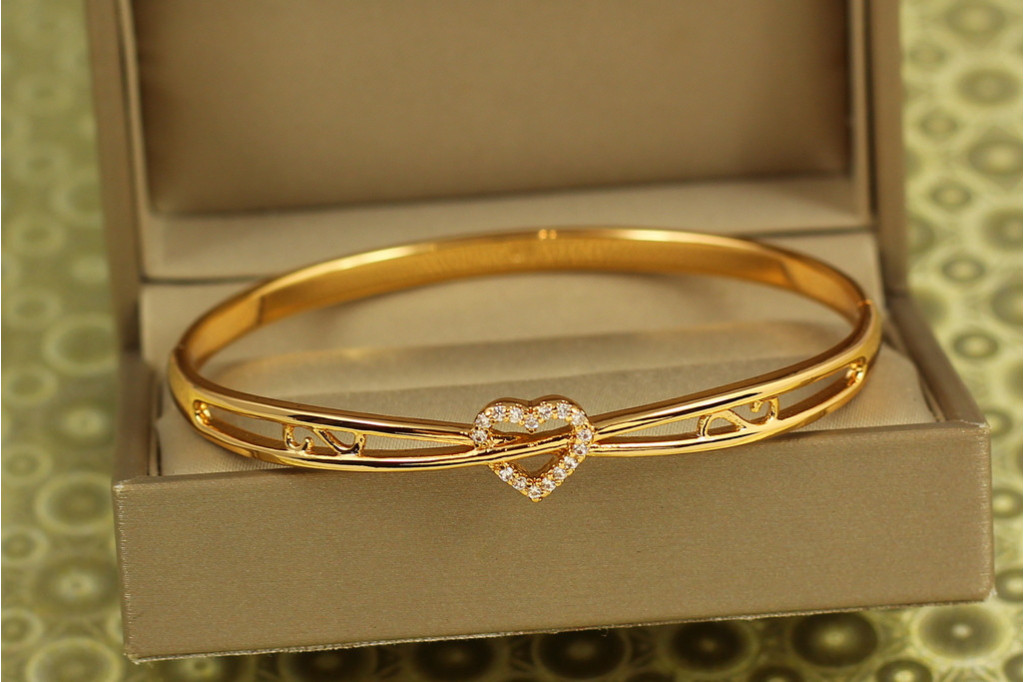 Браслет бэнгл Xuping Jewelry Сияние сердца 60 мм на руку от 17 до 19 см золотистый