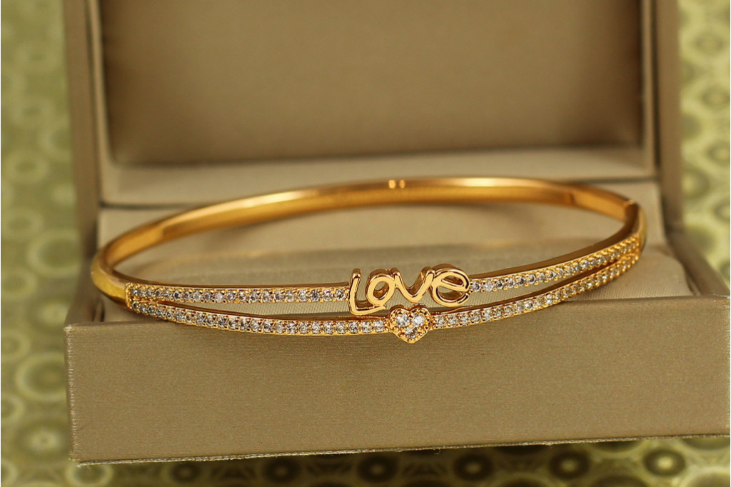 Браслет бэнгл Xuping Jewelry пульс любви Лове 60 мм на руку от 17 до 19 см золотистый
