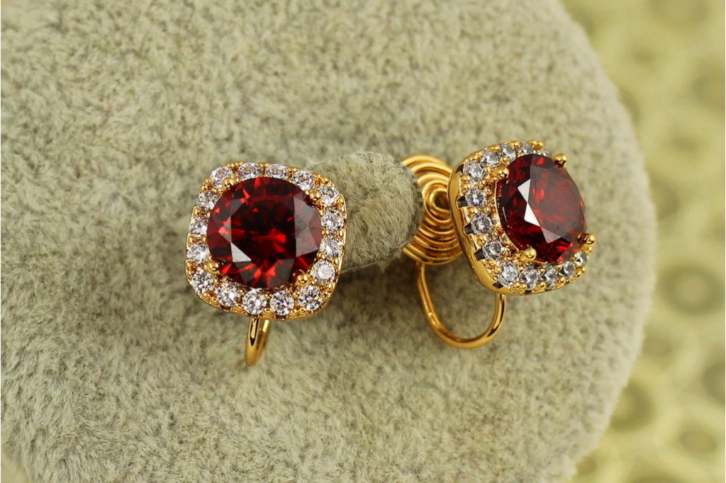 Серьги клипсы Xuping Jewelry Принцесса с красным камнем 11 мм золотистые