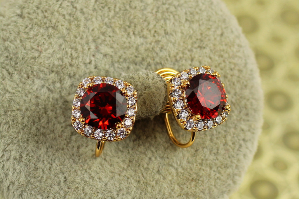 Серьги клипсы Xuping Jewelry Принцесса с красным камнем 11 мм золотистые