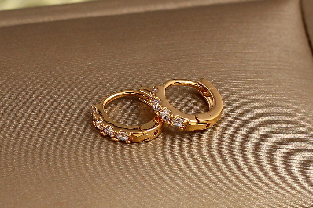 Серьги Xuping Jewelry колечки с четырьмя камешками 9 мм золотистые