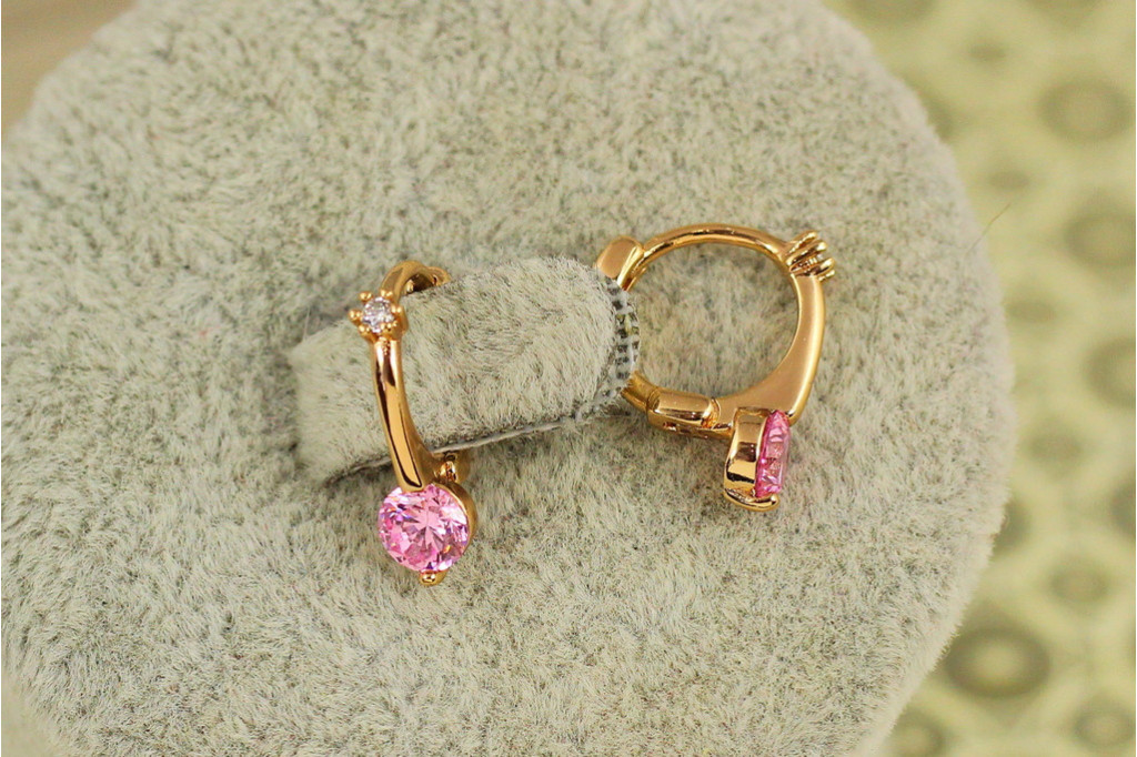 Серьги детские Xuping Jewelry Очарование с розовым камнем 1,5 см золотистые