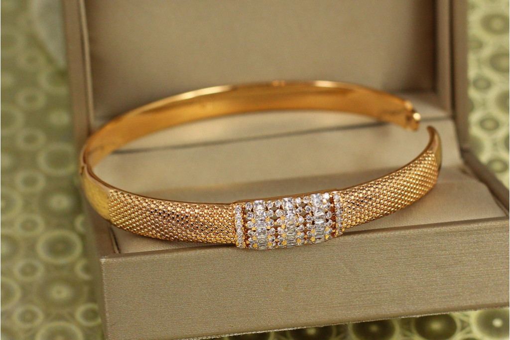 Браслет бенгл Xuping Jewelry Аріадна 60 мм на руку від 17 до 19 см золотистий