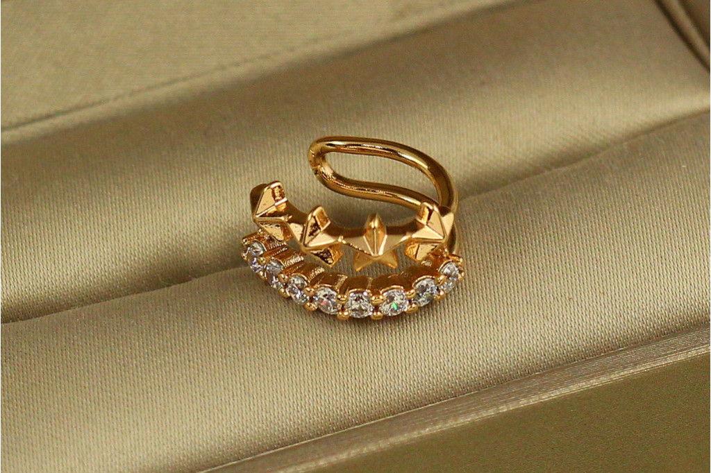 Серьги каффы Xuping Jewelry дорожка с четырьмя звездочками 8 мм золотистые